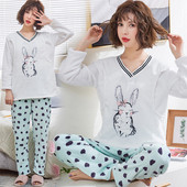 Πυτζάμες για έγκυες γυναίκες με εφαρμογή και κολάρο σε σχήμα V