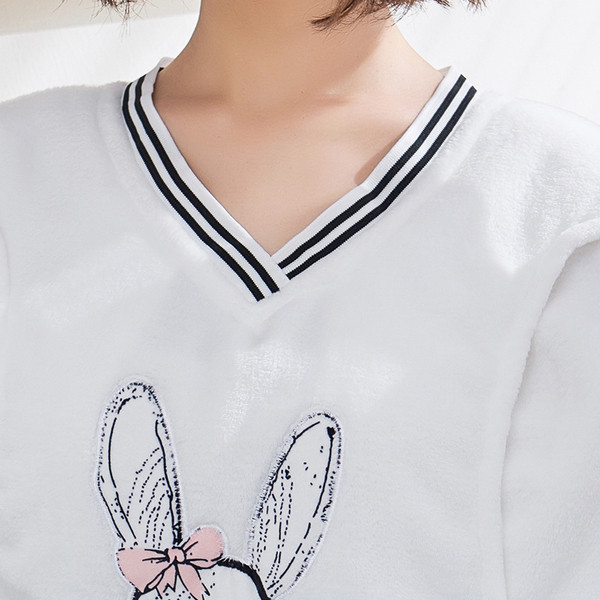 Πυτζάμες για έγκυες γυναίκες με εφαρμογή και κολάρο σε σχήμα V