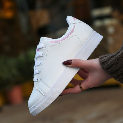 Γυναικεία  πάνινα παπούτσια σε λευκό χρώμα με κεντήματα