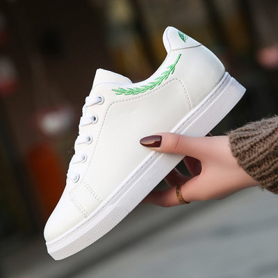 Γυναικεία  πάνινα παπούτσια σε λευκό χρώμα με κεντήματα