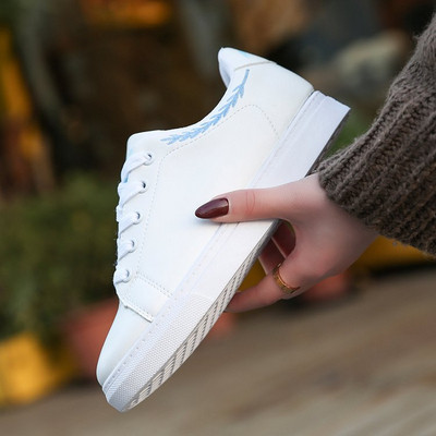 Γυναικεία  πάνινα παπούτσια σε λευκό χρώμα με κεντήματα