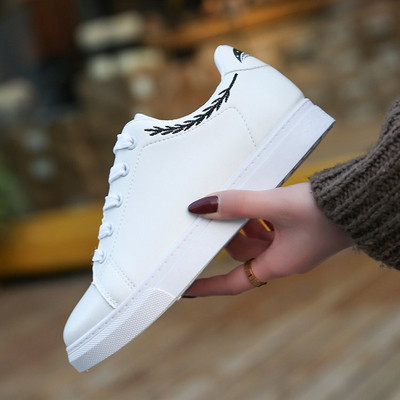 Γυναικεία  πάνινα παπούτσια σε λευκό χρώμα με κεντήματα