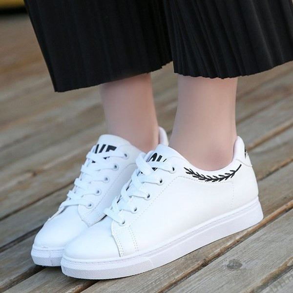 Γυναικεία  πάνινα παπούτσια σε λευκό χρώμα με κεντήματα