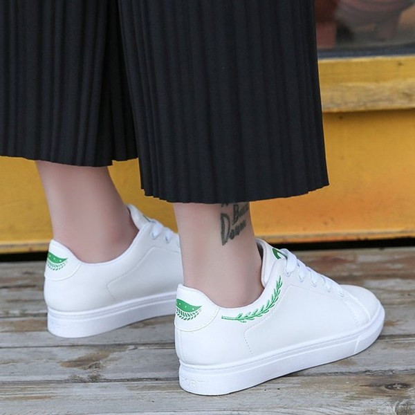 Γυναικεία  πάνινα παπούτσια σε λευκό χρώμα με κεντήματα