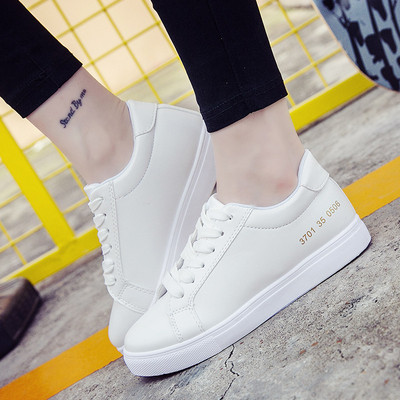 Καθημερινά αθλητικά παπούτσια σε λευκό χρώμα