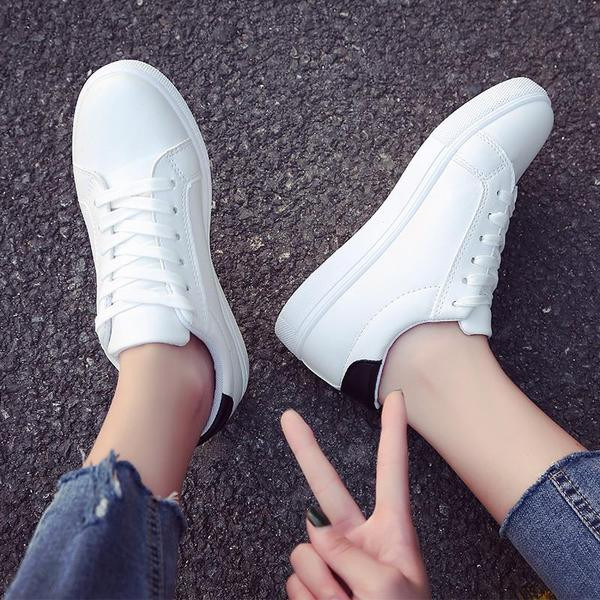 Καθημερινά αθλητικά παπούτσια σε λευκό χρώμα