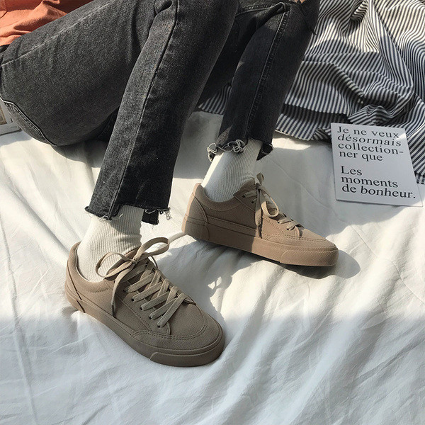 Ανδρικά πάνινα παπούτσια σε δύο χρώματα κατάλληλα για τη  καθημερινή ζωή