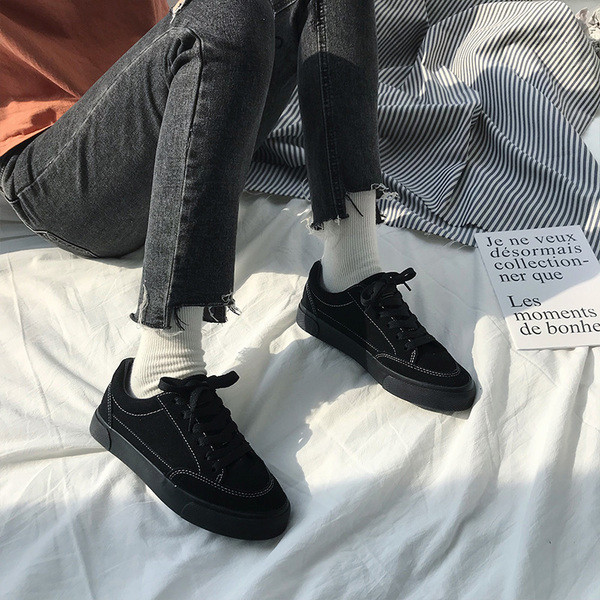 Ανδρικά πάνινα παπούτσια σε δύο χρώματα κατάλληλα για τη  καθημερινή ζωή