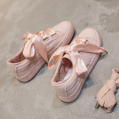 Γυναικεία πάνινα παπούτσια σε ένα πολύχρωμο οτίβο