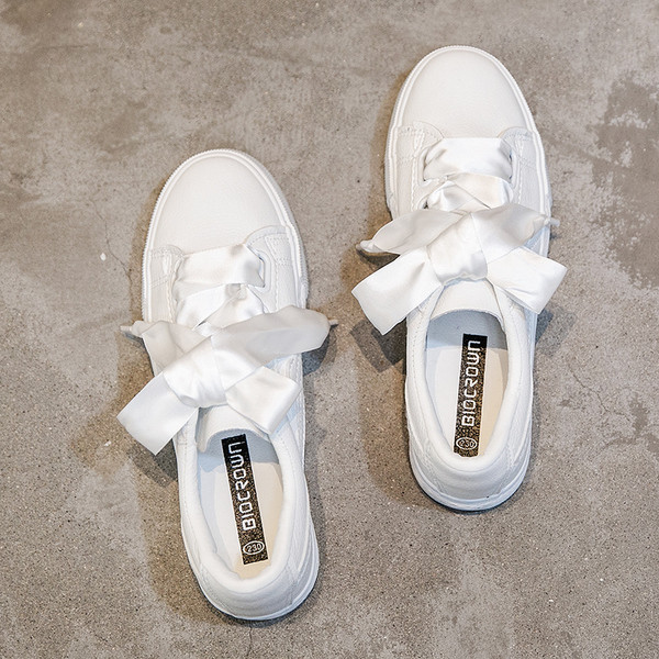 Γυναικεία πάνινα παπούτσια σε ένα πολύχρωμο οτίβο