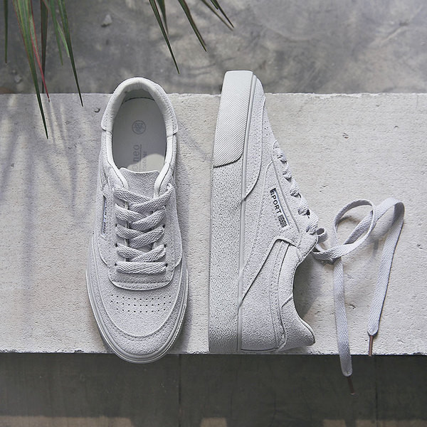 Αθλητικά γυναικεία παπούτσια σε διάφορα χρώματα