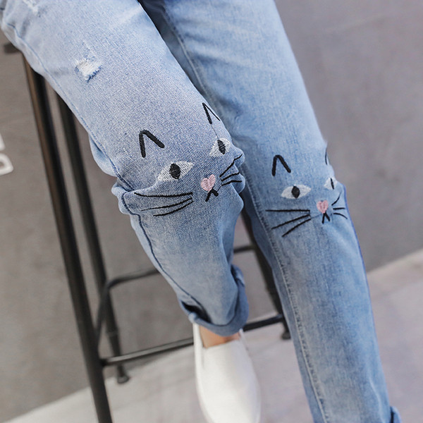 Μοντέρνα τζιν για εγκύους με κεντήματα