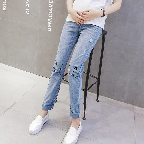 Μοντέρνα τζιν για εγκύους με κεντήματα