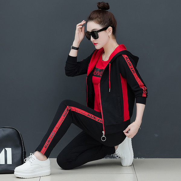 Αθλητικό σετ  με επιγραφές σε τέσσερα χρώματα