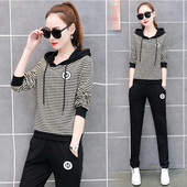 Спортен дамски екип в три цвята - раиран суичър с качулка и панталон