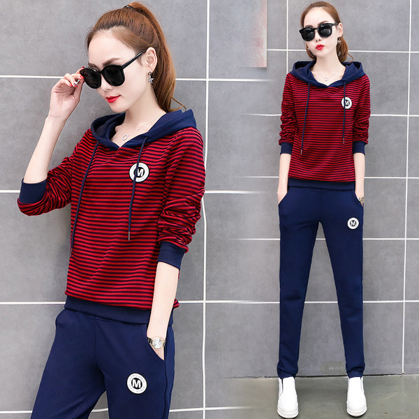 Спортен дамски екип в три цвята - раиран суичър с качулка и панталон