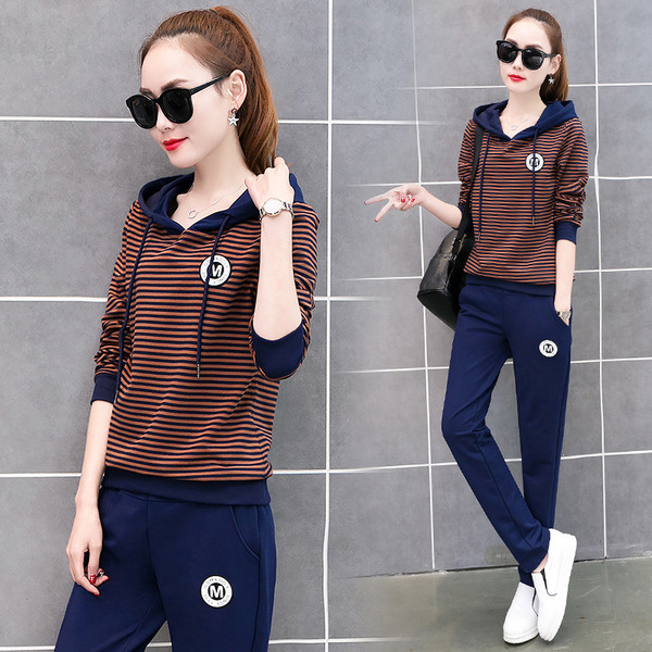 Спортен дамски екип в три цвята - раиран суичър с качулка и панталон