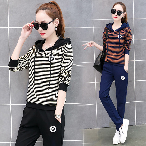 Спортен дамски екип в три цвята - раиран суичър с качулка и панталон