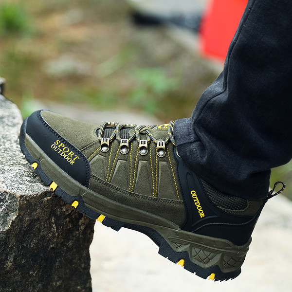 Αθλητικά παπούτσια κατάλληλα για πεζοπορία σε σκούρα και ανοιχτά χρώματα