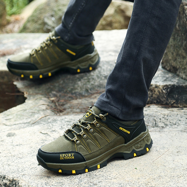 Αθλητικά παπούτσια κατάλληλα για πεζοπορία σε σκούρα και ανοιχτά χρώματα