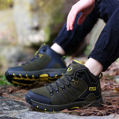 Ανδρικά και γυναικεία παπούτσια πεζοπορίας σε σκούρα και ανοιχτά χρώματα