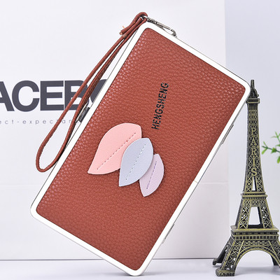 Γυναικείο πορτοφόλι με στοιχεία 3D σε διάφορα χρώματα