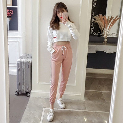 Μοντέρνο γυναικείο σετ δύο τεμαχίων - κοντό φούτερ με κουκούλα και παντελόνι με πλευρικές άκρες