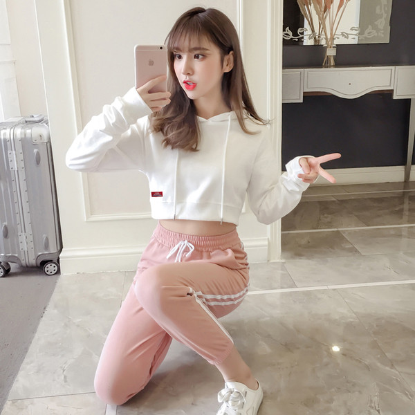 Μοντέρνο γυναικείο σετ δύο τεμαχίων - κοντό φούτερ με κουκούλα και παντελόνι με πλευρικές άκρες