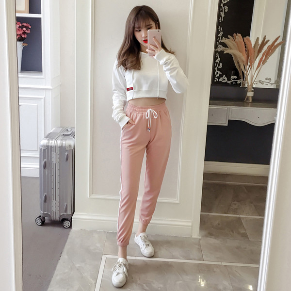 Μοντέρνο γυναικείο σετ δύο τεμαχίων - κοντό φούτερ με κουκούλα και παντελόνι με πλευρικές άκρες