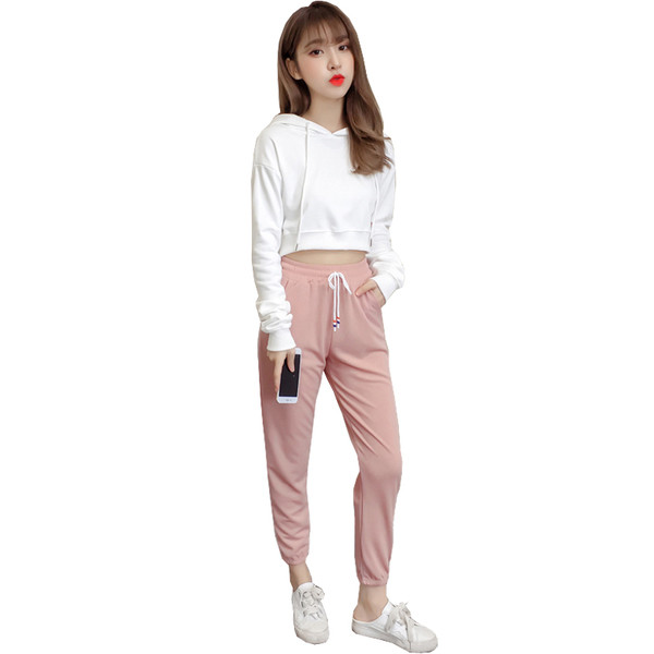 Μοντέρνο γυναικείο σετ δύο τεμαχίων - κοντό φούτερ με κουκούλα και παντελόνι με πλευρικές άκρες