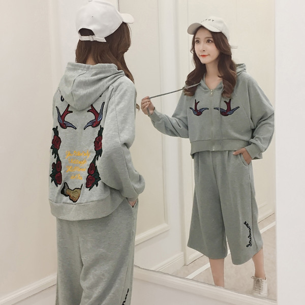 Σύγχρονη γυναικεία αθλητική φόρμα με γκρίζα κεντήματα