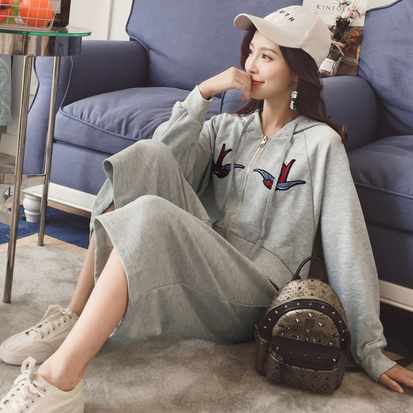 Σύγχρονη γυναικεία αθλητική φόρμα με γκρίζα κεντήματα