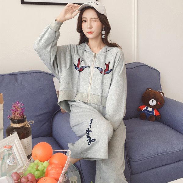 Σύγχρονη γυναικεία αθλητική φόρμα με γκρίζα κεντήματα