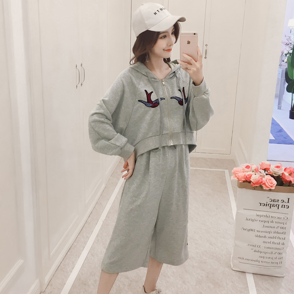 Σύγχρονη γυναικεία αθλητική φόρμα με γκρίζα κεντήματα