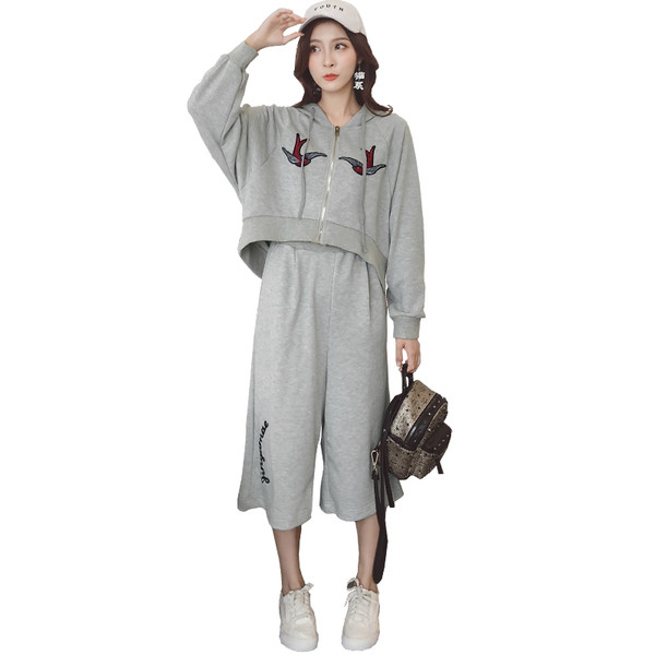 Σύγχρονη γυναικεία αθλητική φόρμα με γκρίζα κεντήματα