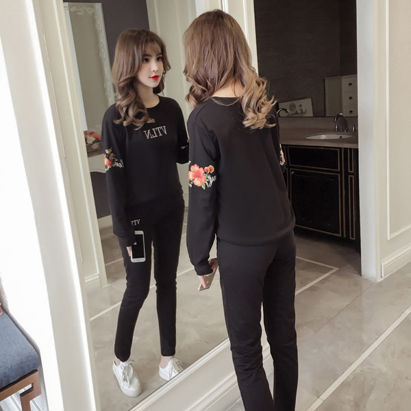 Γυναικείο αθλητικό σετ  σε σκούρο χρώμα με εφαρμογές και επιγραφή