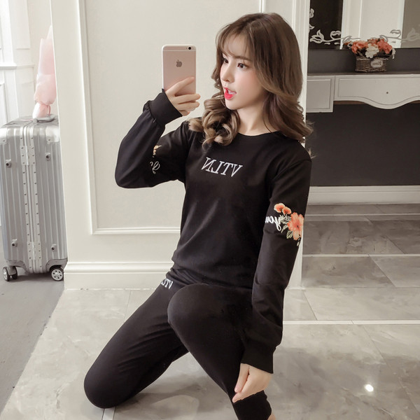 Γυναικείο αθλητικό σετ  σε σκούρο χρώμα με εφαρμογές και επιγραφή