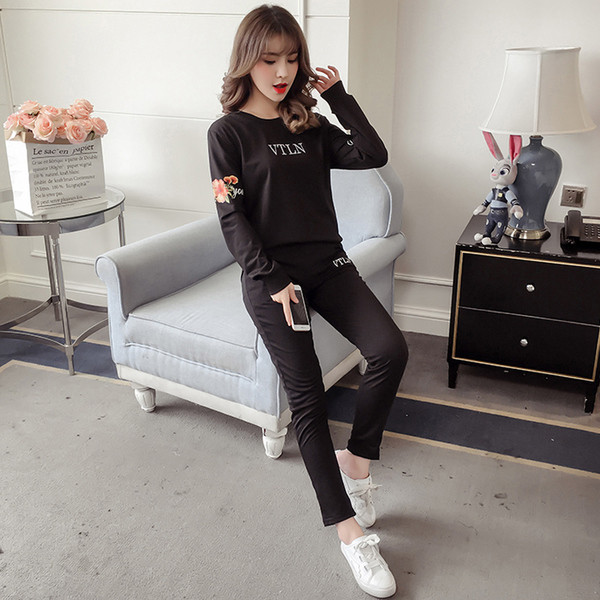 Γυναικείο αθλητικό σετ  σε σκούρο χρώμα με εφαρμογές και επιγραφή