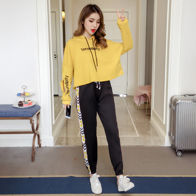 Αθλητική γυναικεία φόρμα με επιγραφές σε τρία χρώματα