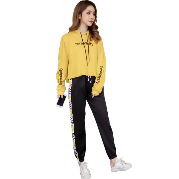 Αθλητική γυναικεία φόρμα με επιγραφές σε τρία χρώματα