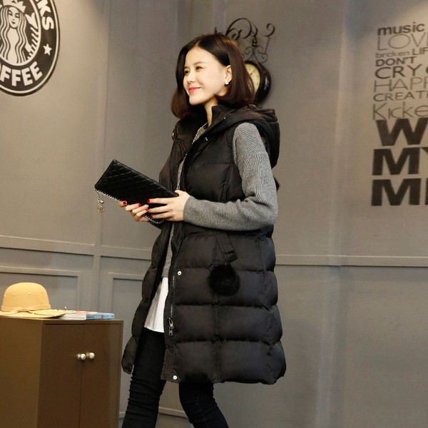 Μακρύ γυναικείο μπουφάν με κουκούλα και κατωφέρεια σε μαύρο χρώμα