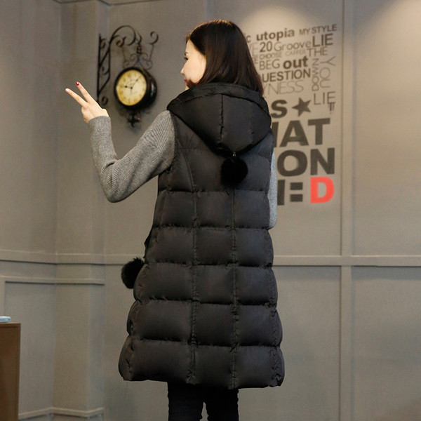 Μακρύ γυναικείο μπουφάν με κουκούλα και κατωφέρεια σε μαύρο χρώμα