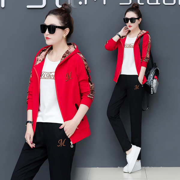 Γυναικεία αθλητικά σύνολα τριών τεμαχίων με κεντήματα σε διάφορα χρώματα