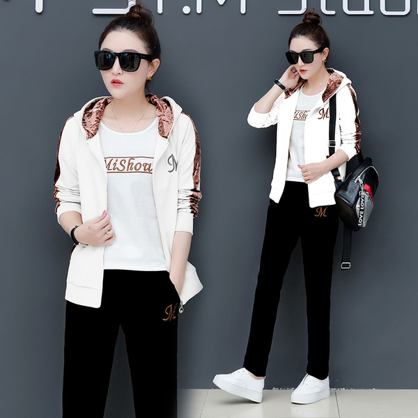 Γυναικεία αθλητικά σύνολα τριών τεμαχίων με κεντήματα σε διάφορα χρώματα