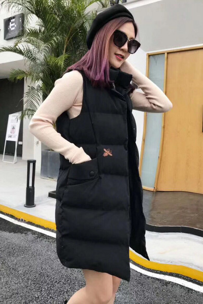 Μοντέρνο γυναικείο μπουφάν με ψηλό γιακά σε μαύρο και άσπρο χρώμα