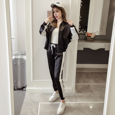 Γυναικεία αθλητικά σύνολα σε τρία χρώματα