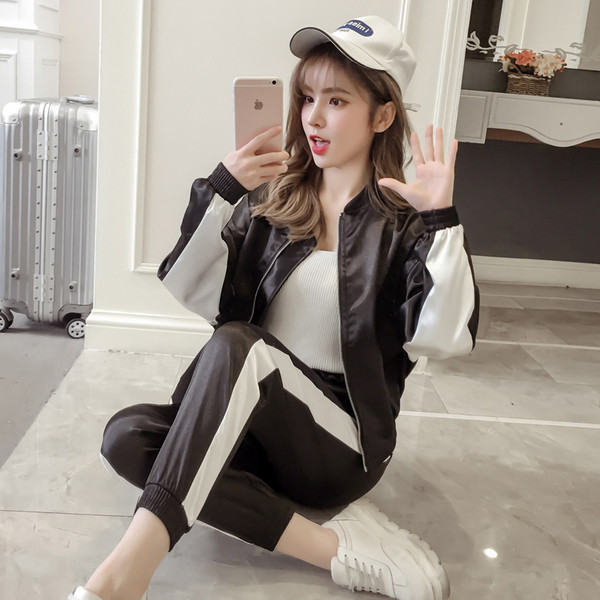 Γυναικεία αθλητικά σύνολα σε τρία χρώματα