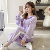 Αθλητικό γυναικείο σύνολο με πλευρική μπορντούρα σε τρία χρώματα