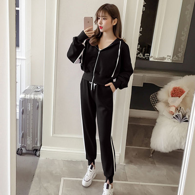 Αθλητικό γυναικείο σύνολο με πλευρική μπορντούρα σε τρία χρώματα