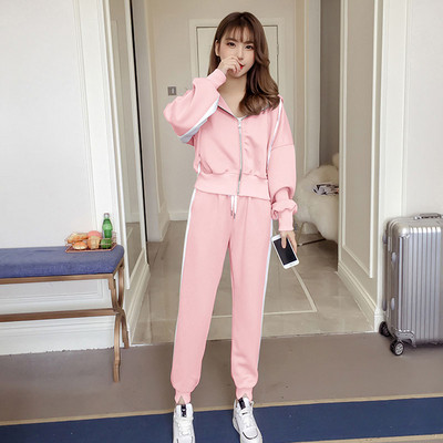 Αθλητικό γυναικείο σύνολο με πλευρική μπορντούρα σε τρία χρώματα